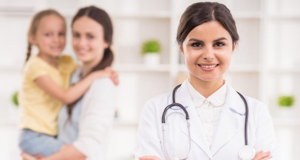 madre e hija en la consulta del pediatra