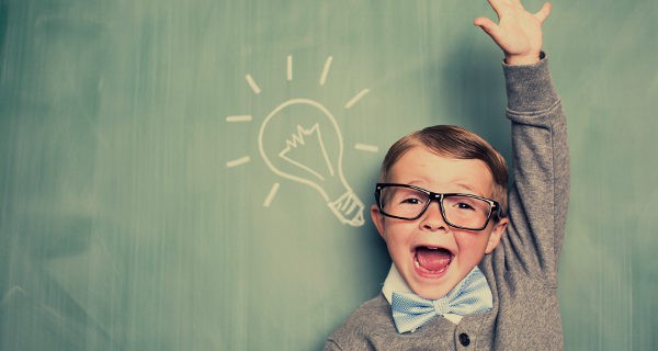 Niño con una idea
