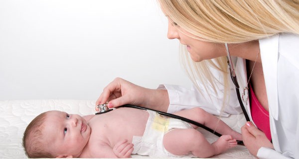 Médico explorando a un bebé