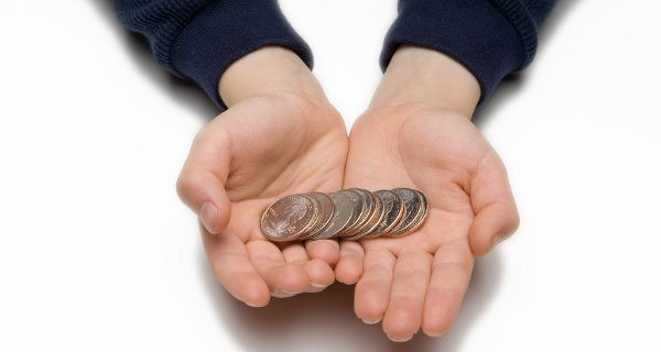 Niño con monedas en la mano