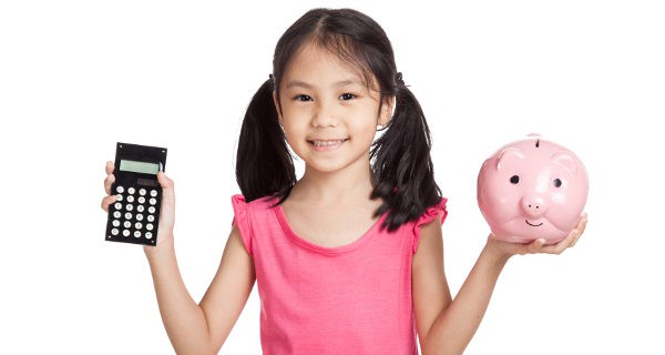 Niña con una hucha y una calculadora