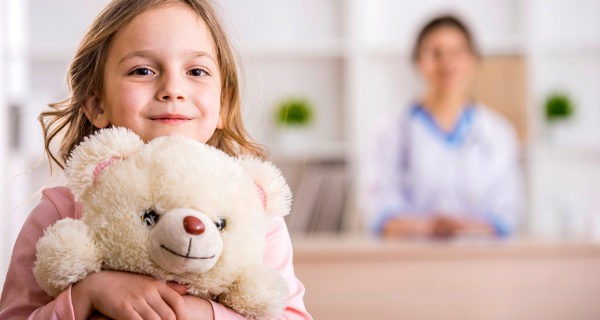 Niña en el hospital con un peluche