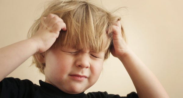 Niño rascándose la cabeza