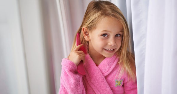 Niña peinándose