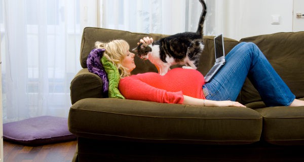 Embarazada jugando con su gato