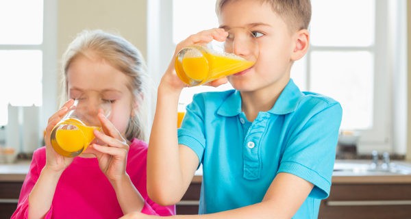 Niños vendiendo zumo de naranja