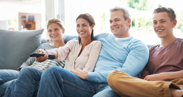 Familia viendo la televisión