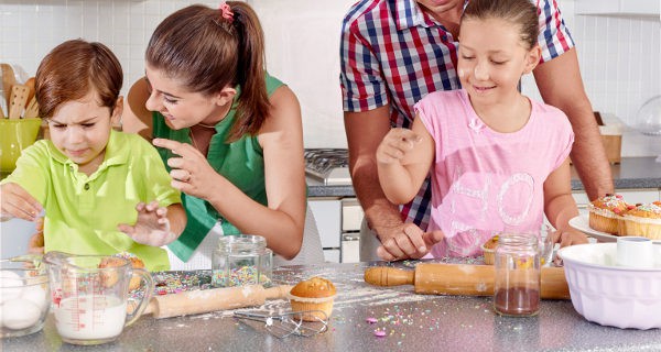Familia cocinando cupcakes
