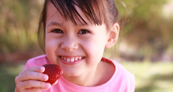 Menor comiendo fresas