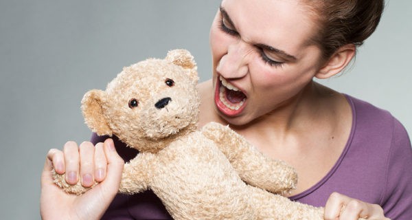 Mujer gritando a un peluche