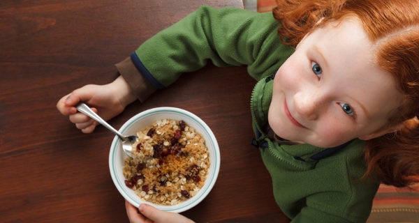 Niña comiendo cereales