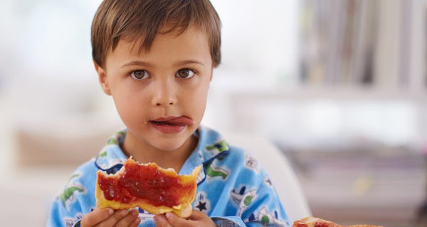 Niño desayunando tostadas