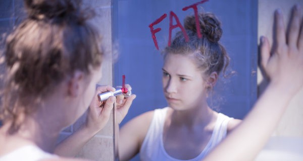 Chica con anorexia en el baño