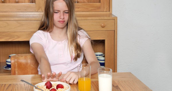 Chica despreciando la comida