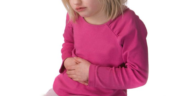 Niña con dolor de barriga