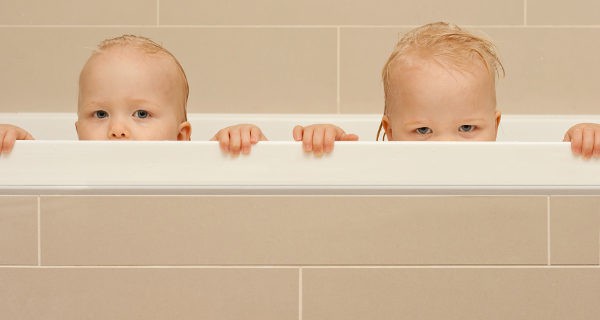 Niños bañándose