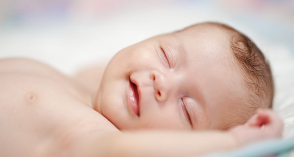 Bebé riéndose durmiendo