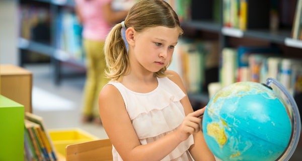 Niña mirando un mapa de la tierra