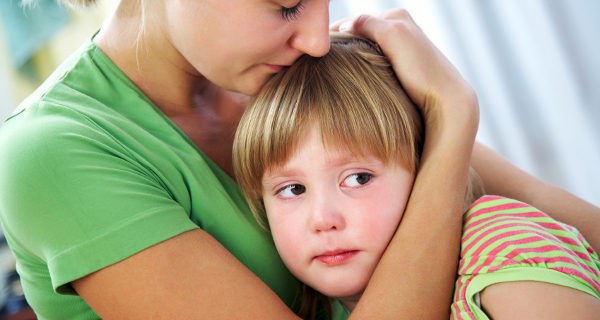 Madre consolando a una niña