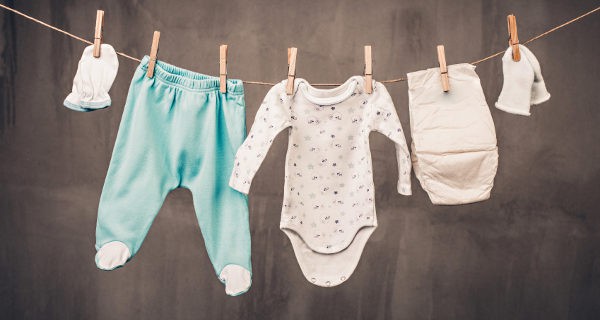 Ropa de bebé tendida