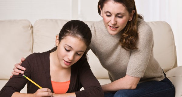 Madre ayudando a la hija con los estudios