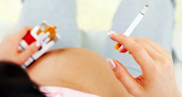 Embarazada fumando
