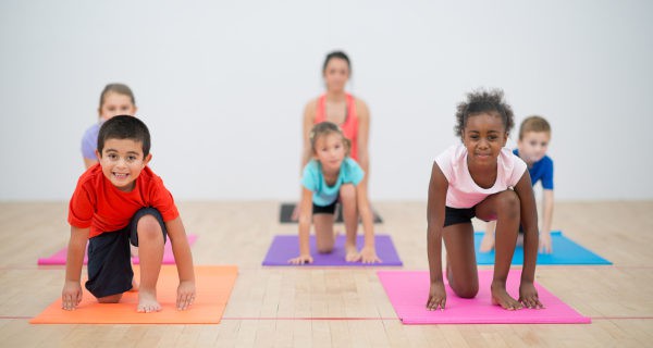 Niña haciendo yoga