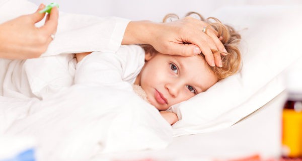 Niño enfermo con fiebre