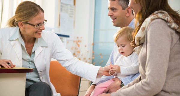 Padres en el médico con el bebé