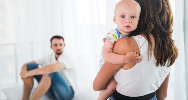 Pareja enfadada con un bebé