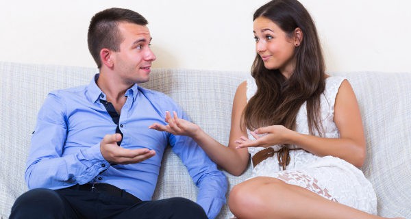 Pareja hablando