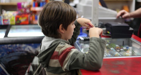 Niño comprando