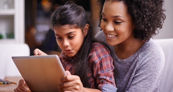 Madre e hija con una tablet