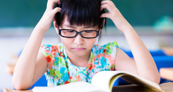 Niña con problemas para leer