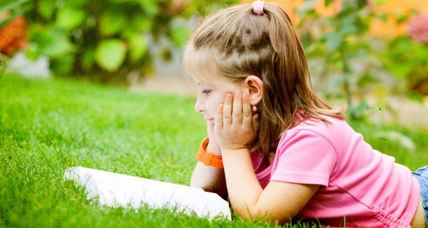 Niña leyendo