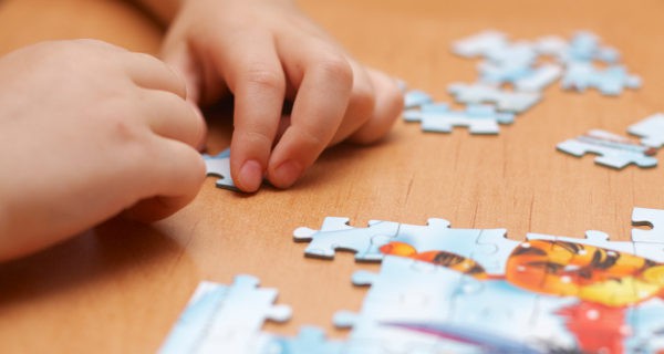 Niño haciendo un puzzle