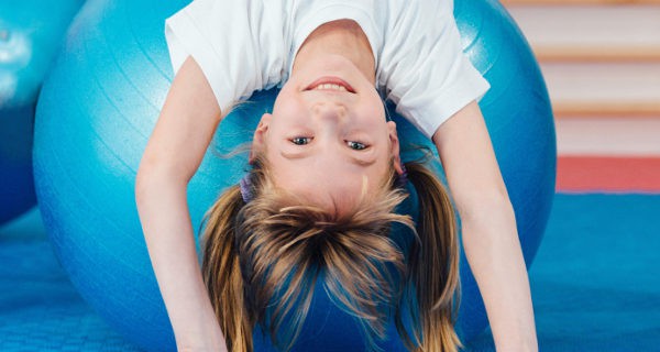 Niña haciendo gimnasia
