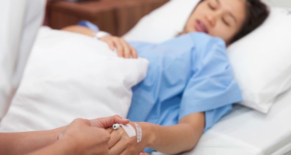 Mujer recibiendo medicamento