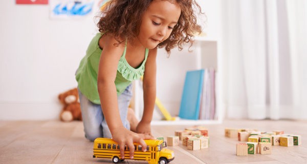 Niña jugando sola