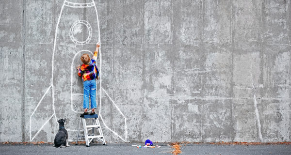 Niño dibujando una nave espacial