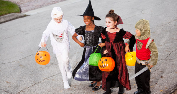 Niños pidiendo caramelos en Halloween