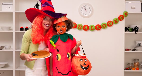Niña y madre en Halloween