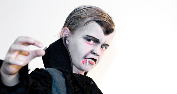 Niños disfrazado de vampiro