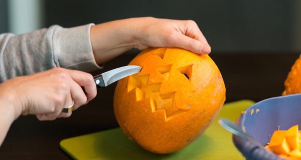 Preparando una calabaza de Halloween