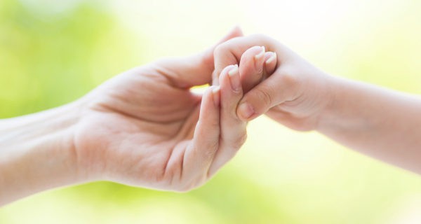 Mano de madre y niño