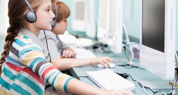 Niños aprendiendo con el ordenador