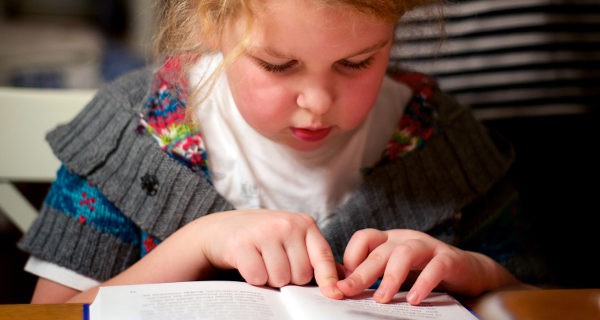 Niña leyendo