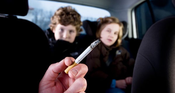 Fumando en el coche con niños