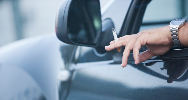 Fumando en el coche