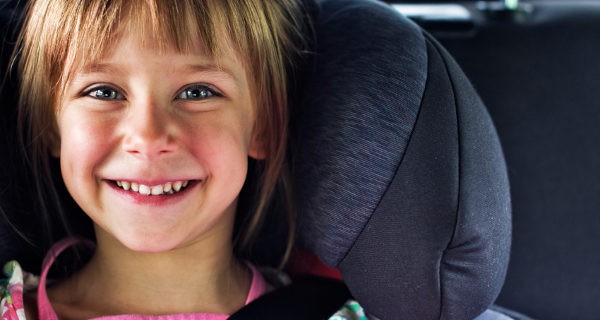 Niña en el coche